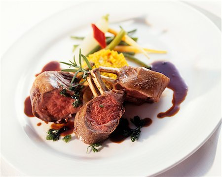 Morceaux de carré d'agneau au couscous au safran et légumes Photographie de stock - Premium Libres de Droits, Code: 659-03524069