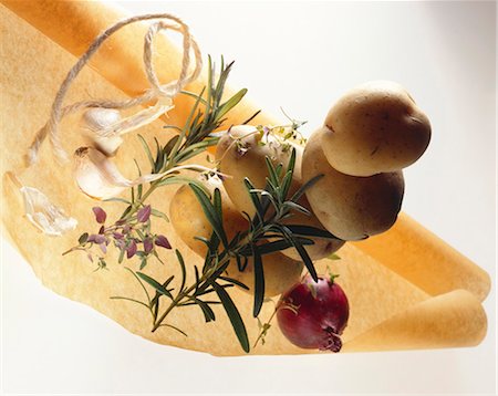 simsearch:659-03534754,k - Kartoffeln mit Kräutern, Zwiebel und Knoblauch auf Pergament Backen Stockbilder - Premium RF Lizenzfrei, Bildnummer: 659-03524079