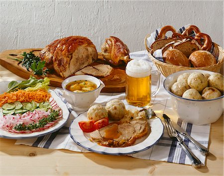 simsearch:659-07069557,k - Soupe, salade et rôti de porc avec des boulettes de pâte et de la bière Photographie de stock - Premium Libres de Droits, Code: 659-03524144