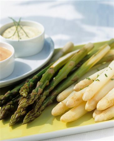 Green and white asparagus with two different sauces Stock Photo - Premium Royalty-Free, Code: 659-03524147