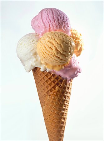 sorvete de casquinha - Several scoops of different ice cream in one cone Foto de stock - Royalty Free Premium, Número: 659-03524157