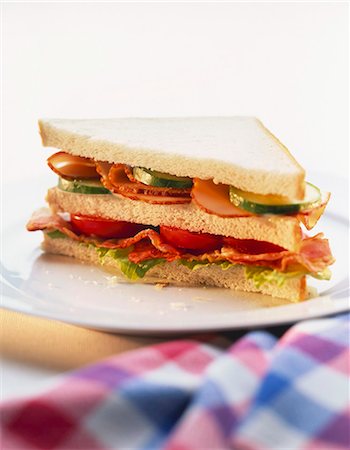 pavo (alimento) - Turkey, bacon, tomato and cucumber sandwich Foto de stock - Sin royalties Premium, Código: 659-03524152