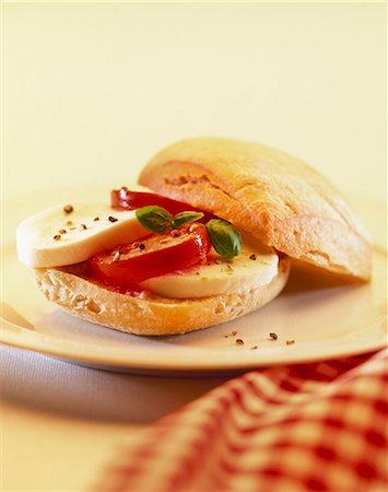 simsearch:659-08512791,k - Tomato and mozzarella in ciabatta Stock Photo - Premium Royalty-Free, Code: 659-03524153