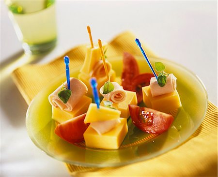 party dish - Cheese and ham on cocktail sticks with tomatoes Foto de stock - Sin royalties Premium, Código: 659-03524177