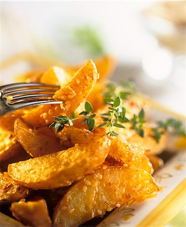 potatoes baked with vegetables - Potato wedges with sesame seeds and thyme Stock Photo - Premium Royalty-Free, Code: 659-03524180