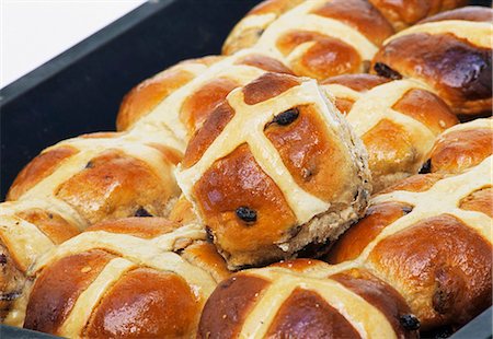 easter sweet - Hot cross buns in a baking tin (Easter speciality, UK) Stock Photo - Premium Royalty-Free, Code: 659-03524191