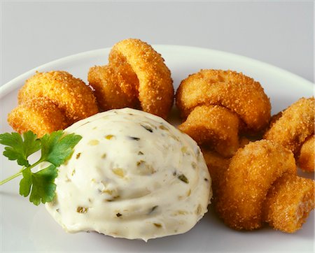 Breaded fried mushrooms with remoulade sauce Foto de stock - Sin royalties Premium, Código: 659-03524236