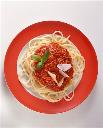 simsearch:700-06714104,k - Spaghettis à la bolognaise avec Parmesan Photographie de stock - Premium Libres de Droits, Code: 659-03524232