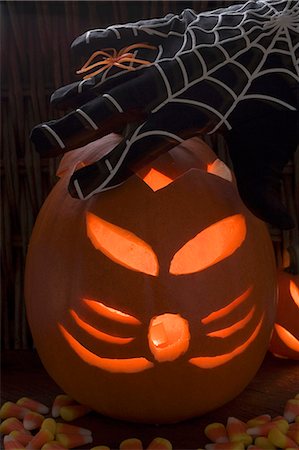 simsearch:659-01864379,k - Halloween decorations: pumpkin lantern, cobweb glove, spider Stock Photo - Premium Royalty-Free, Code: 659-03524244
