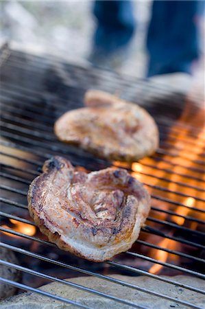 simsearch:659-03535969,k - Porc sur la grille du barbecue grill Photographie de stock - Premium Libres de Droits, Code: 659-03524246