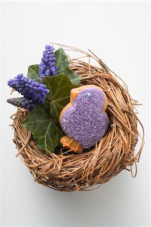 simsearch:659-01865462,k - Easter biscuit (purple chick) & grape hyacinths in Easter nest Foto de stock - Royalty Free Premium, Número: 659-03524263