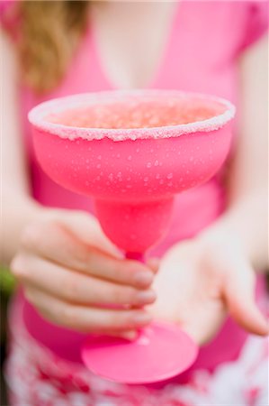 simsearch:659-03536385,k - Woman holding a pink cocktail Foto de stock - Sin royalties Premium, Código: 659-03524275