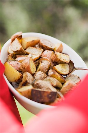 simsearch:659-06183815,k - Rosemary potatoes in a dish with spoon Stock Photo - Premium Royalty-Free, Code: 659-03524288