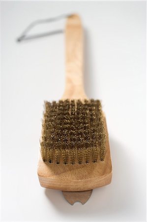 Brosse métallique pour nettoyer la grille du barbecue Photographie de stock - Premium Libres de Droits, Code: 659-03524320