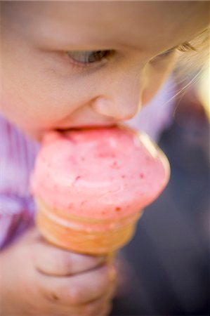 simsearch:659-02211511,k - Small girl eating strawberry ice cream cone Fotografie stock - Premium Royalty-Free, Codice: 659-03524378