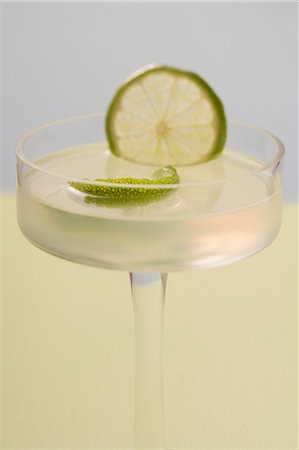 simsearch:659-03528932,k - Caipirinha avec lime en verre Photographie de stock - Premium Libres de Droits, Code: 659-03524395