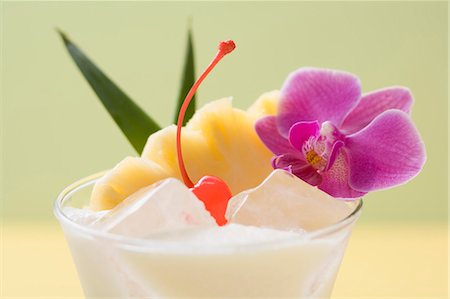 simsearch:659-03524268,k - Piña Colada with pineapple, cocktail cherry and orchid Foto de stock - Sin royalties Premium, Código: 659-03524402