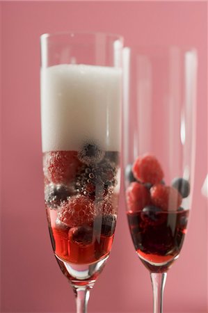 simsearch:659-08895983,k - Sparkling wine cocktails with liqueur and berries Foto de stock - Sin royalties Premium, Código: 659-03524414