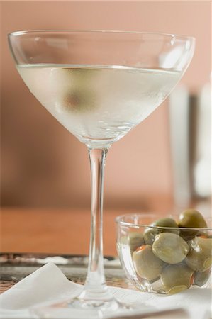 simsearch:659-03524393,k - Martini aux olives Photographie de stock - Premium Libres de Droits, Code: 659-03524415