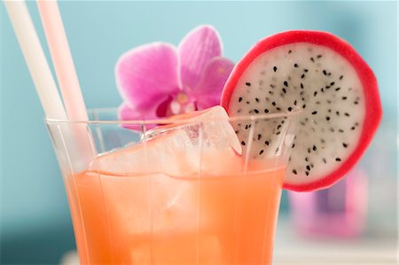 simsearch:659-03528478,k - Cocktail fruité avec des cubes de glace (détail) Photographie de stock - Premium Libres de Droits, Code: 659-03524427