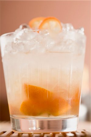 simsearch:659-03522411,k - Cocktail with kumquats and ice cubes Foto de stock - Sin royalties Premium, Código: 659-03524420