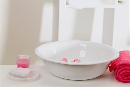 Wash bowl with flowers, soap, towel and candle in glass Fotografie stock - Premium Royalty-Free, Codice: 659-03524449