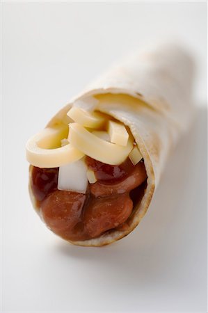 simsearch:652-01668077,k - Wrap filled with beans, cheese and onion Foto de stock - Sin royalties Premium, Código: 659-03524464