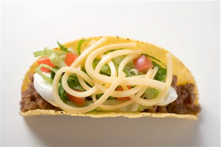 simsearch:659-06494344,k - Taco rempli de viande hachée, salade, fromage et crème sure Photographie de stock - Premium Libres de Droits, Code: 659-03524460