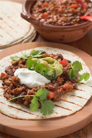 steak haché - Haché et haricots remplis de crème sure sur la tortilla Photographie de stock - Premium Libres de Droits, Code: 659-03524495