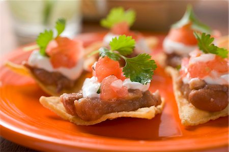 simsearch:659-03526939,k - Nachos with beans, sour cream and tomatoes Stock Photo - Premium Royalty-Free, Code: 659-03524505
