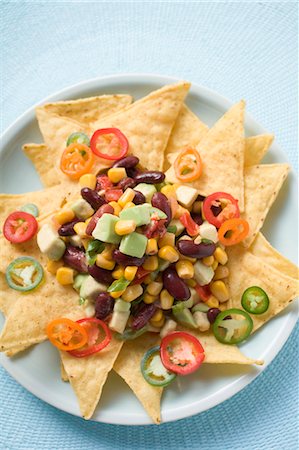 simsearch:659-08148165,k - Nachos with beans, sweetcorn, avocado and chilli rings Foto de stock - Sin royalties Premium, Código: 659-03524510