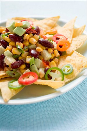 Nachos with beans, sweetcorn, avocado and chilli rings Foto de stock - Sin royalties Premium, Código: 659-03524511