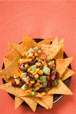 Nachos with beans, sweetcorn, avocado and chilli rings Foto de stock - Sin royalties Premium, Código: 659-03524513