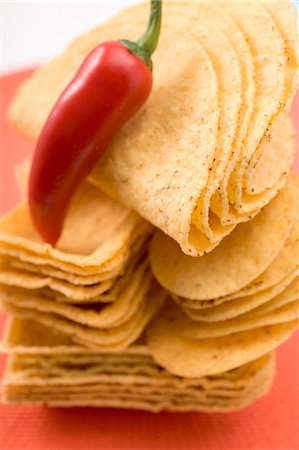 simsearch:659-01858654,k - Assortiment de croustilles, tacos et piment rouge Photographie de stock - Premium Libres de Droits, Code: 659-03524529