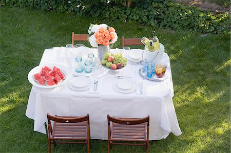 sommerparty - Table laid in garden for a summer party Foto de stock - Sin royalties Premium, Código: 659-03524550