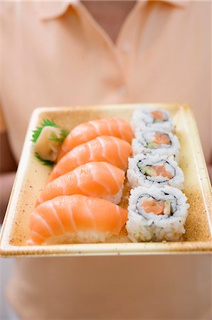 simsearch:659-02212373,k - Frau hält Sushi auf Kunststoff-Tablett Stockbilder - Premium RF Lizenzfrei, Bildnummer: 659-03524575