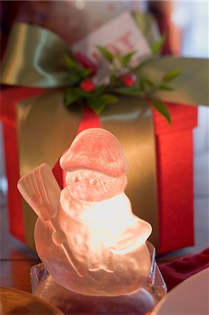 simsearch:659-02214078,k - Bonhomme de neige lumineux en face de cadeaux de Noël Photographie de stock - Premium Libres de Droits, Code: 659-03524583