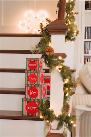Boxes of Christmas decorations & fir garland on staircase Foto de stock - Sin royalties Premium, Código: 659-03524617