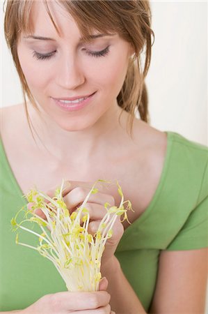 simsearch:659-03521659,k - Woman holding fresh sprouts Foto de stock - Sin royalties Premium, Código: 659-03524669