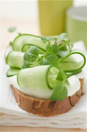 pflanzlich - Joghurt, Gurkenscheiben und Kräutern auf einer Scheibe Brot Stockbilder - Premium RF Lizenzfrei, Bildnummer: 659-03524680