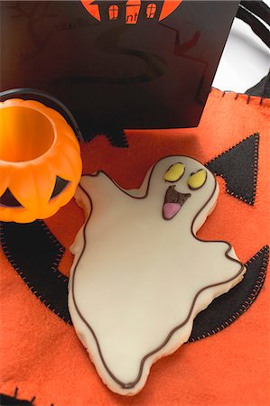 simsearch:659-01864406,k - Ghost biscuit and Halloween decoration Stock Photo - Premium Royalty-Free, Code: 659-03524694