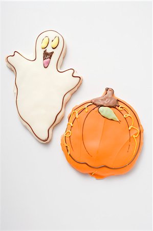Two Halloween biscuits (ghost, pumpkin) Stock Photo - Premium Royalty-Free, Code: 659-03524696