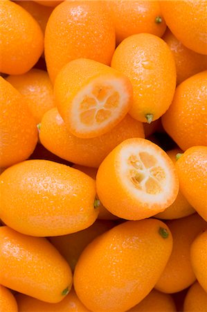 simsearch:659-03525022,k - Many kumquats, one halved Stock Photo - Premium Royalty-Free, Code: 659-03524699