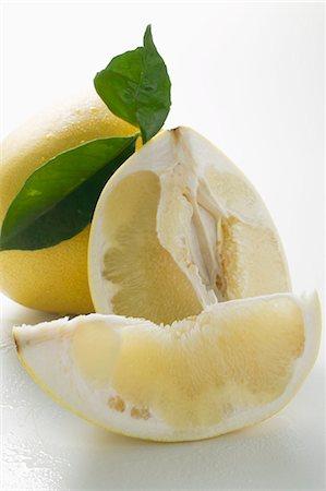 simsearch:659-02213538,k - Pomelo with leaves Foto de stock - Sin royalties Premium, Código: 659-03524716