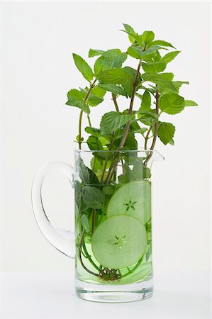 simsearch:659-03528496,k - Mint sprigs and cucumber slices in jug of water Foto de stock - Sin royalties Premium, Código: 659-03524729