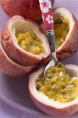 purple granadilla - Purple passion fruits, halved, with spoon Stock Photo - Premium Royalty-Free, Code: 659-03524740