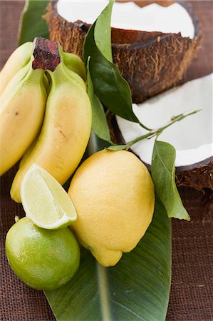 simsearch:659-03524759,k - Lemon, limes, bananas and coconut Foto de stock - Sin royalties Premium, Código: 659-03524755