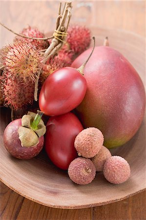 simsearch:659-03524759,k - Assorted exotic fruits in a dish Foto de stock - Sin royalties Premium, Código: 659-03524756
