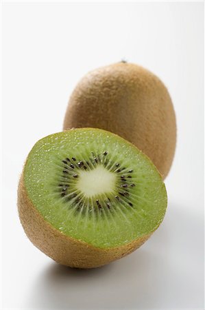 Whole kiwi fruit and half a kiwi fruit Foto de stock - Sin royalties Premium, Código: 659-03524765