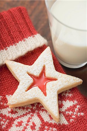 simsearch:659-07069287,k - Biscuit étoiles remplis de confiture sur les moufles en laine, verre de lait (Noël) Photographie de stock - Premium Libres de Droits, Code: 659-03524805